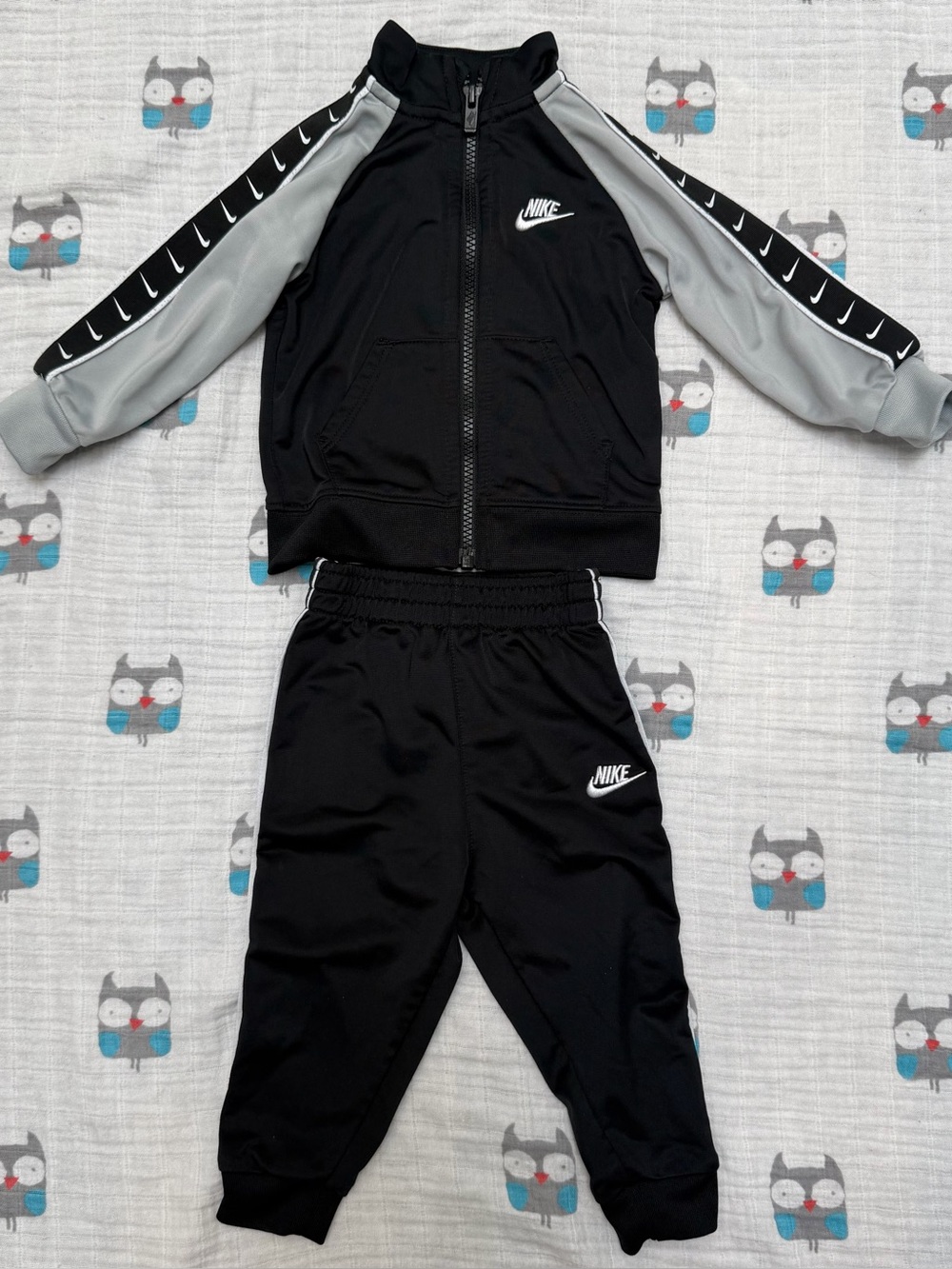 Nike Baby 2-Piece Black & Gray Tracksuit Set Size 12M